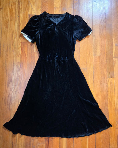 Vintage 30s Black Velvet Peter Pan Collar Dress – Shopabernathys Vintage 30s Black Velvet Peter Pan Collar Dress – Shopabernathys
